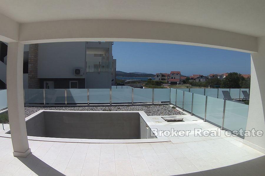 Apartament z widokiem na basen i morze