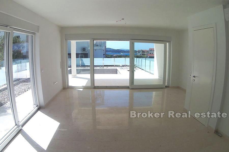 Apartament z widokiem na basen i morze