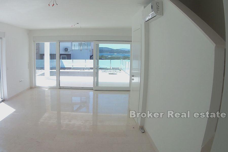 Apartament z widokiem na basen i morze