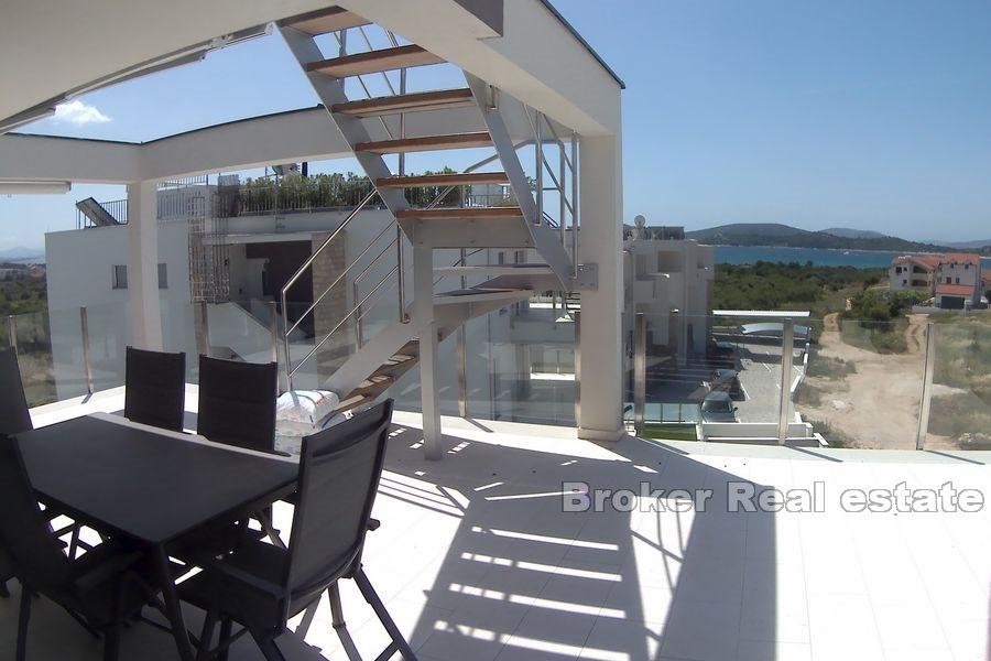 Penthouse mit Pool, Meerblick