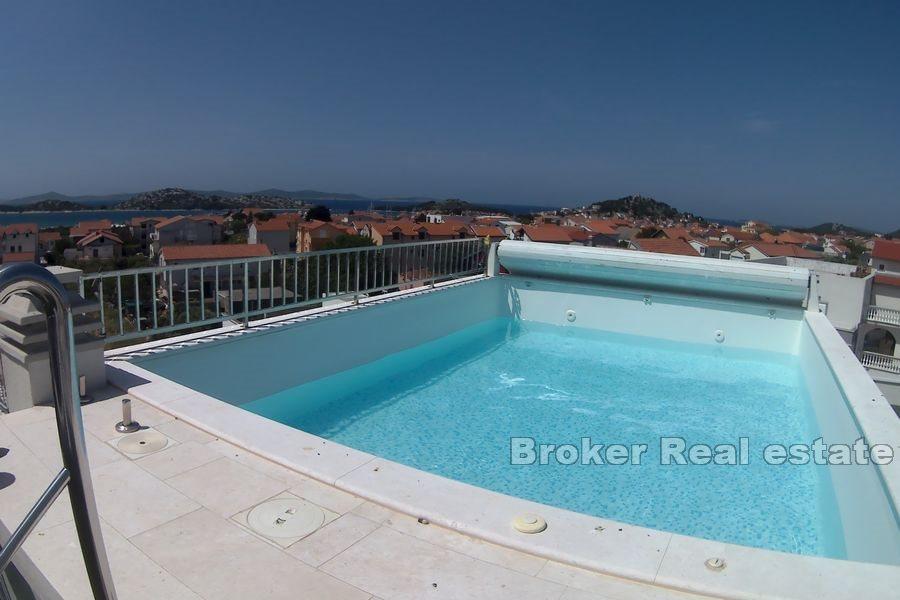 Penthouse mit Pool, Meerblick