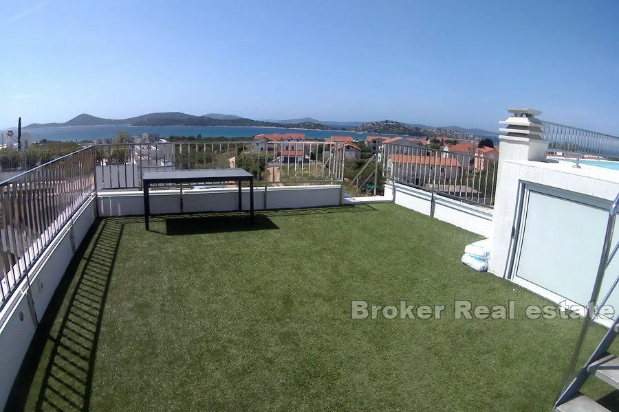 Penthouse mit Pool, Meerblick
