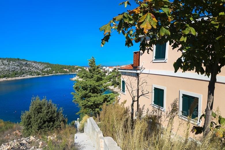 Maison / Villa près de Rogoznica, front de mer avec de belles vues, à vendre