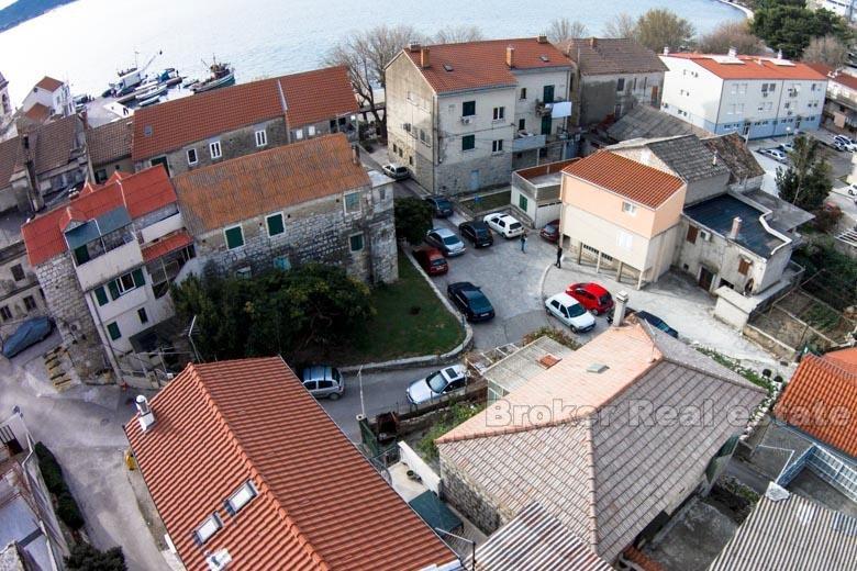 Maison / Villa Kastela, près de la mer, indépendant, sur deux étages, à vendre