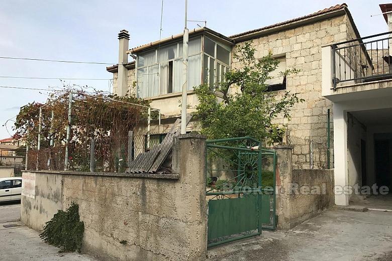 Maison / Villa Kastela, près de la mer, indépendant, sur deux étages, à vendre