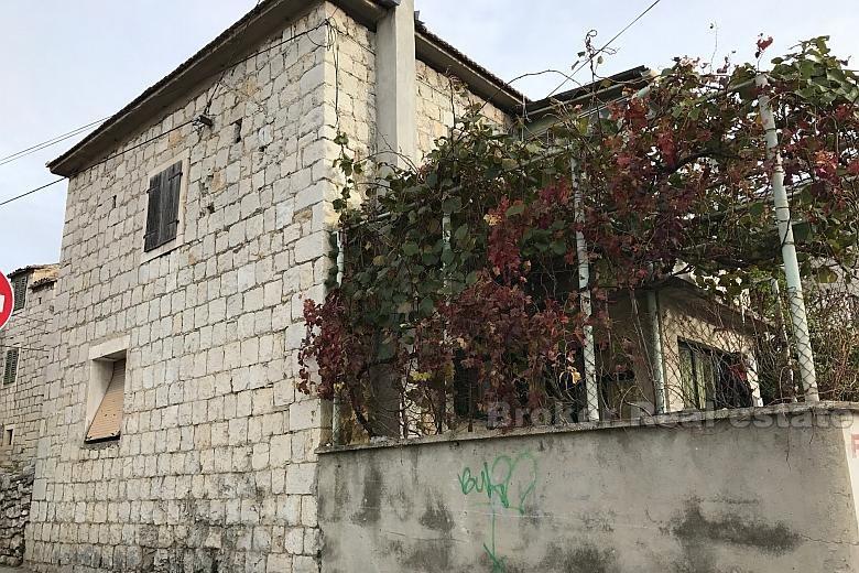 Maison / Villa Kastela, près de la mer, indépendant, sur deux étages, à vendre