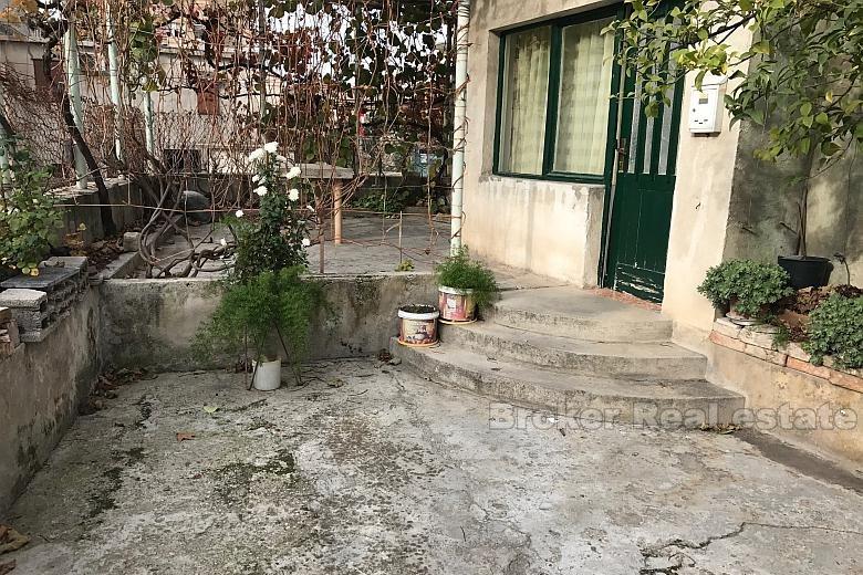 Maison / Villa Kastela, près de la mer, indépendant, sur deux étages, à vendre
