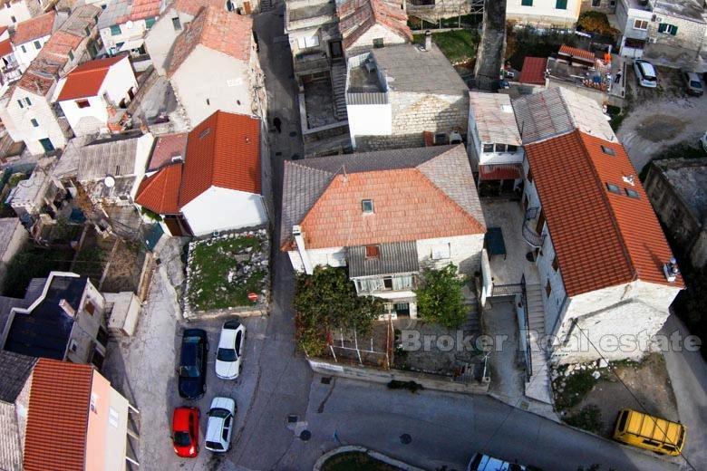 Maison / Villa Kastela, près de la mer, indépendant, sur deux étages, à vendre