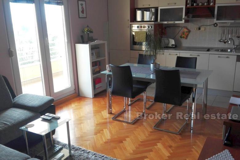 Appartement à Split, district Pazdigrad, confortable de 81 m2, avec des meubles inclus dans la vente