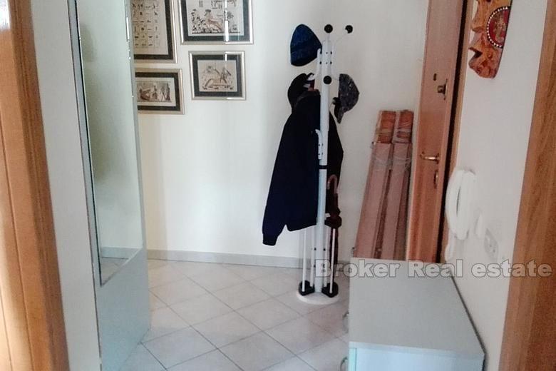 Appartement à Split, district Pazdigrad, confortable de 81 m2, avec des meubles inclus dans la vente
