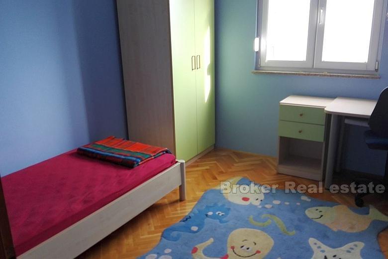 Appartement à Split, district Pazdigrad, confortable de 81 m2, avec des meubles inclus dans la vente