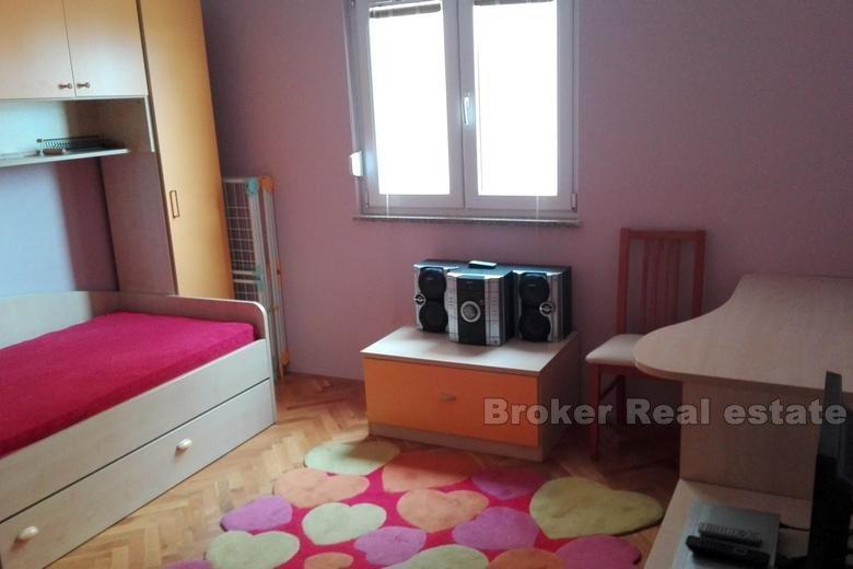 Appartement à Split, district Pazdigrad, confortable de 81 m2, avec des meubles inclus dans la vente