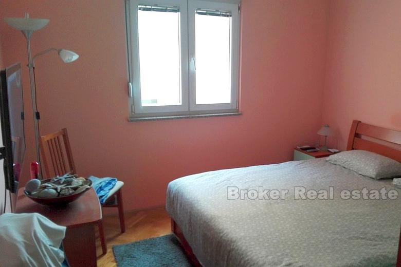 Appartement à Split, district Pazdigrad, confortable de 81 m2, avec des meubles inclus dans la vente