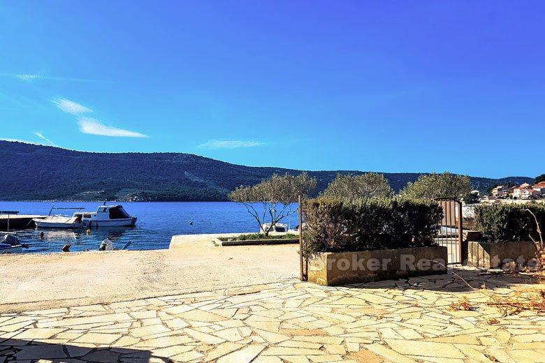 Maison / Villa, près de Trogir, en bord de mer, en vente