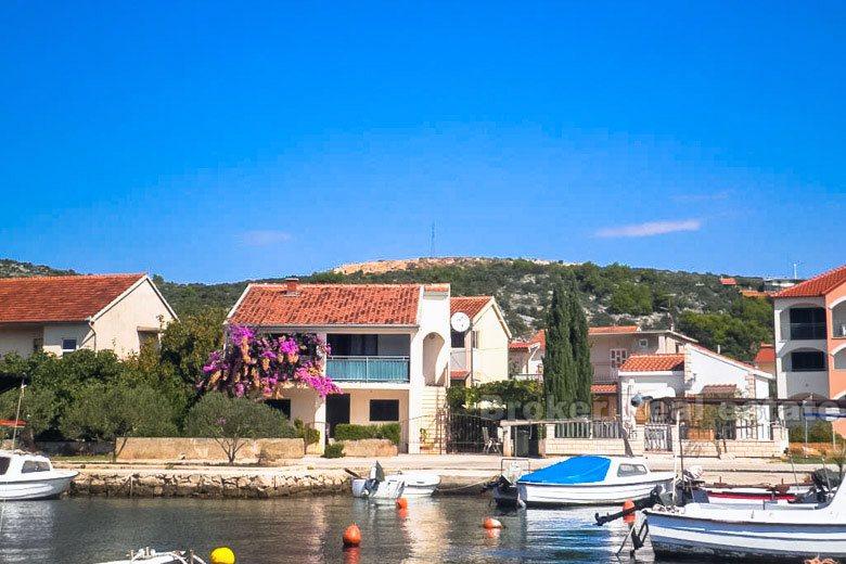 Maison / Villa, près de Trogir, en bord de mer, en vente