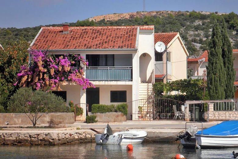 Maison / Villa, près de Trogir, en bord de mer, en vente