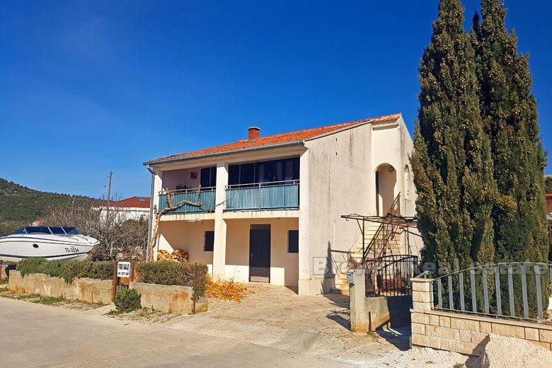 Maison / Villa, près de Trogir, en bord de mer, en vente