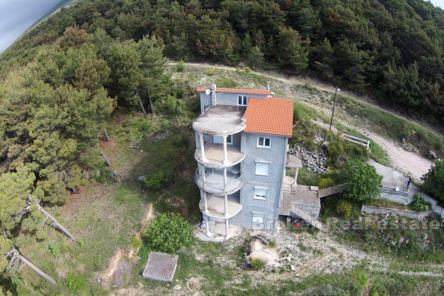 Samostojeća kuća okružena borovom šumom, na prodaju