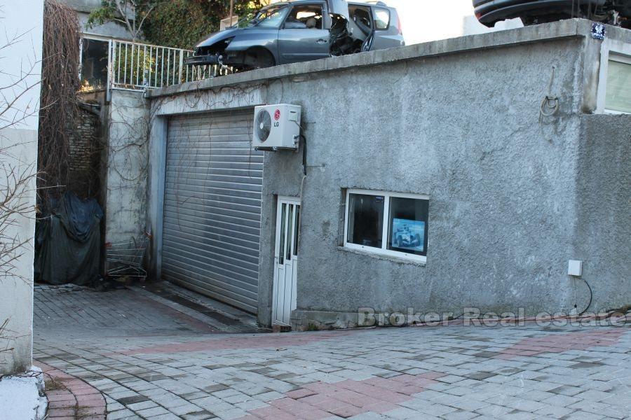 Local commercial de 400 m2, quartier district Dragovode, à louer