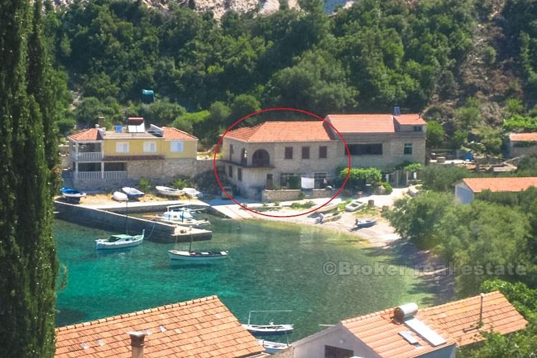 Hus / Villa, øya Korcula, som ligger ved sjøen, for salg