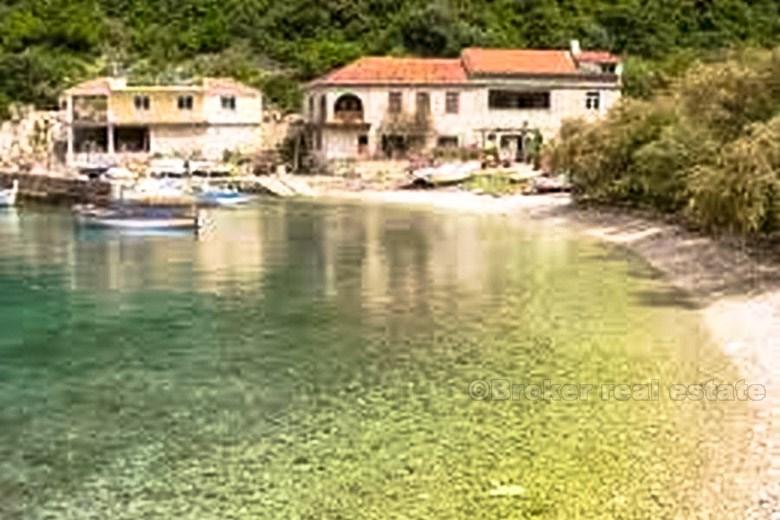 Hus / Villa, øya Korcula, som ligger ved sjøen, for salg