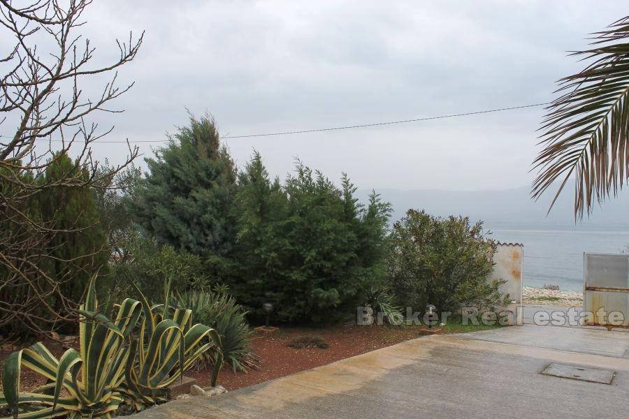Maison préfabriquée, première rangée de la mer