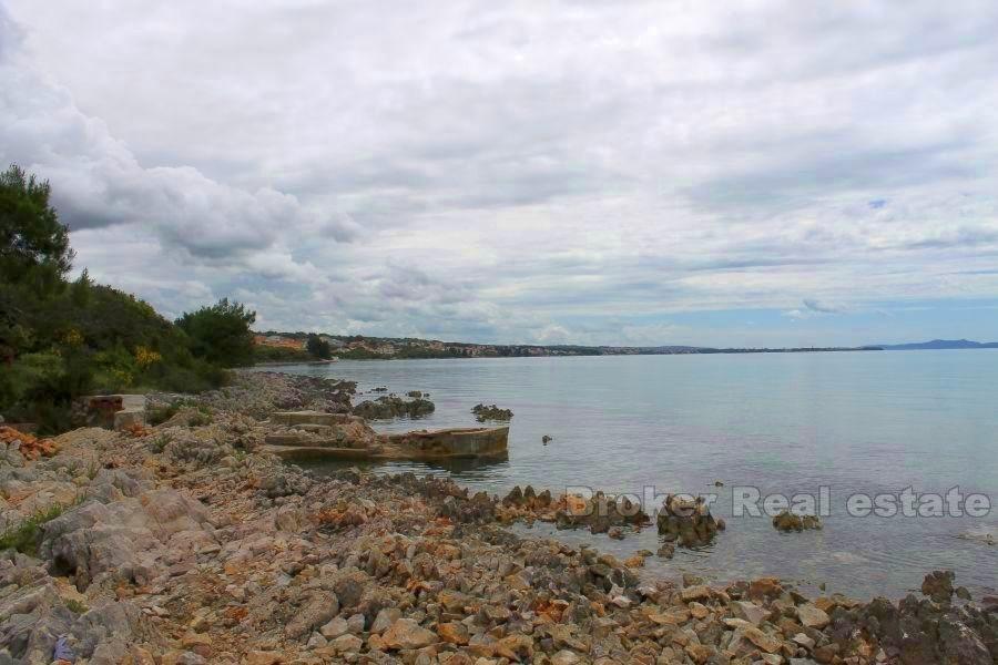 Terrain à bâtir première rangée à la mer, à vendre