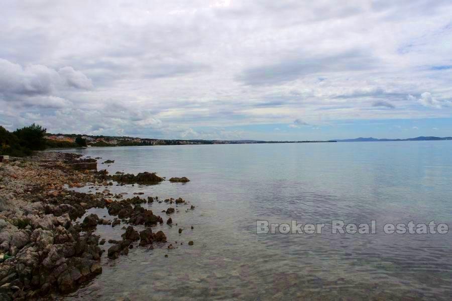 Terrain à bâtir première rangée à la mer, à vendre