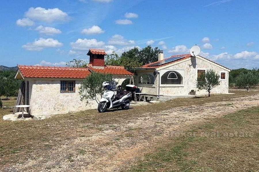 Hus / villa, stor trädgård, inland Vodice stad