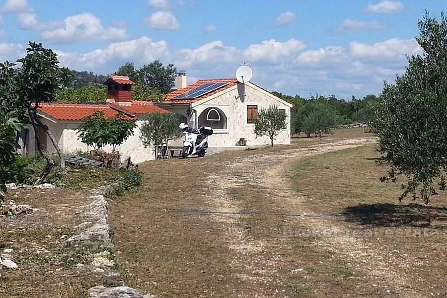 Hus / villa, stor trädgård, inland Vodice stad