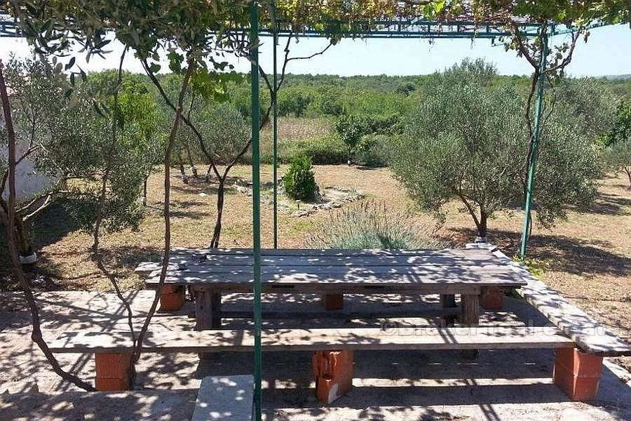 Hus / villa, stor trädgård, inland Vodice stad