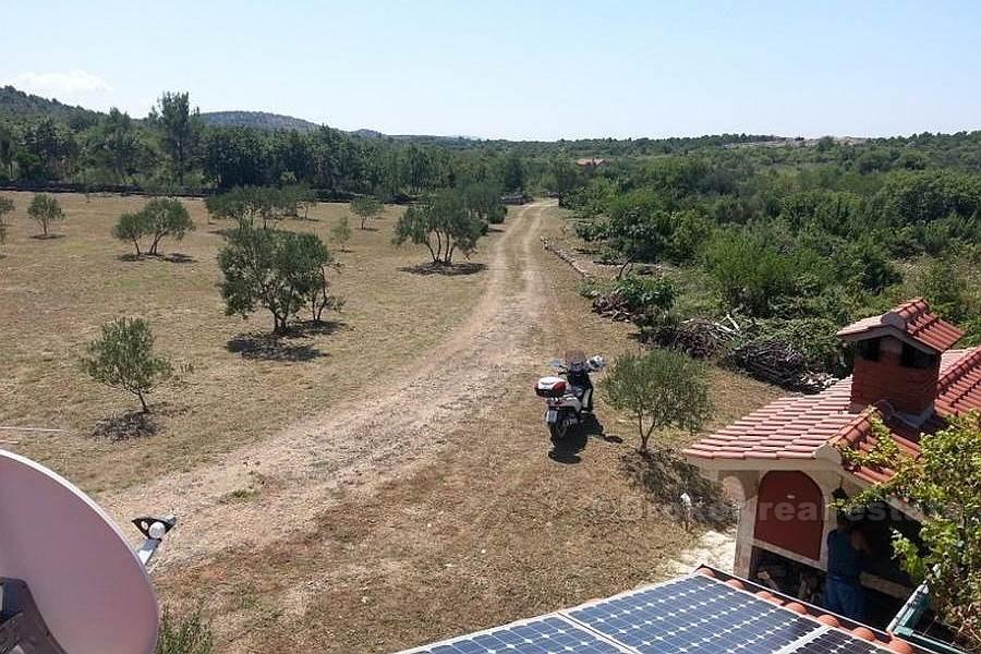 Hus / villa, stor trädgård, inland Vodice stad
