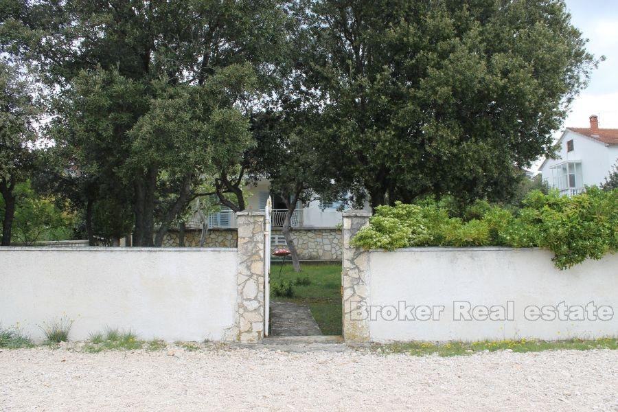 The house / villa with a large garden, seafront