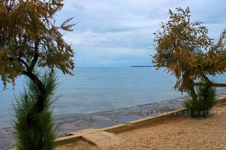 Дом / Вилла, первом ряду от моря, нуждается в частичной реконструкции