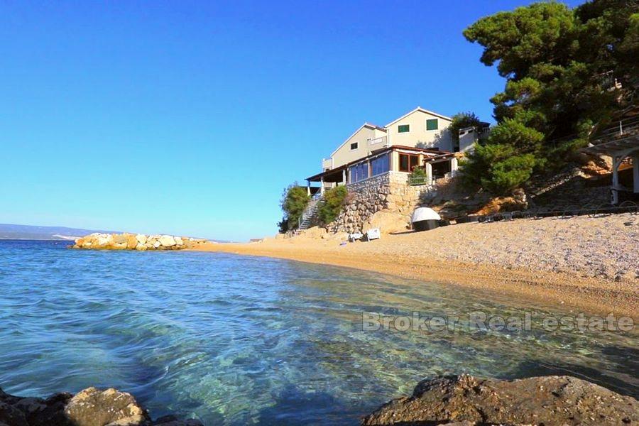 Maison avec restaurant, première rangée à la mer