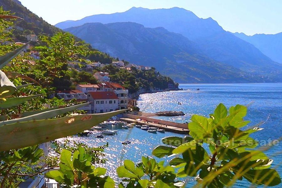 Maison avec restaurant, première rangée à la mer