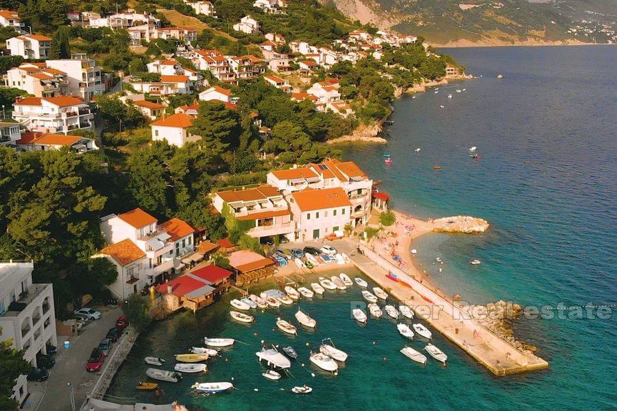 Maison avec restaurant, première rangée à la mer
