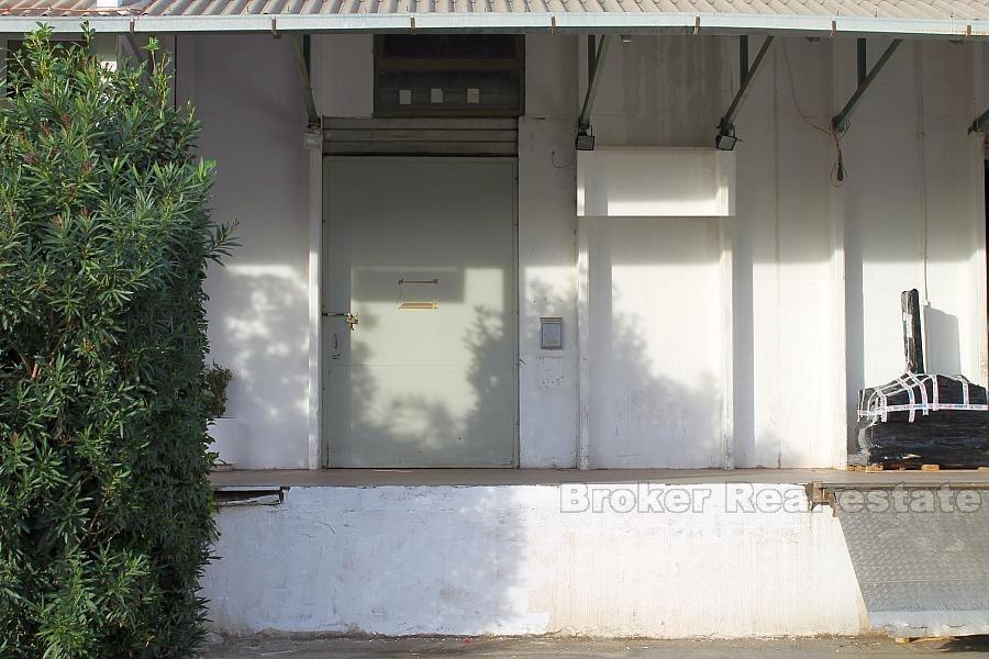 Espace de stockage sur la zone commerciale TTTS, superficie de 287 m2, à louer