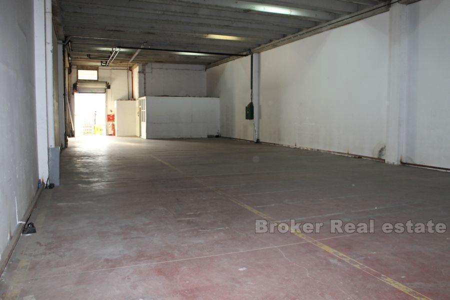Espace de stockage sur la zone commerciale TTTS, superficie de 287 m2, à louer