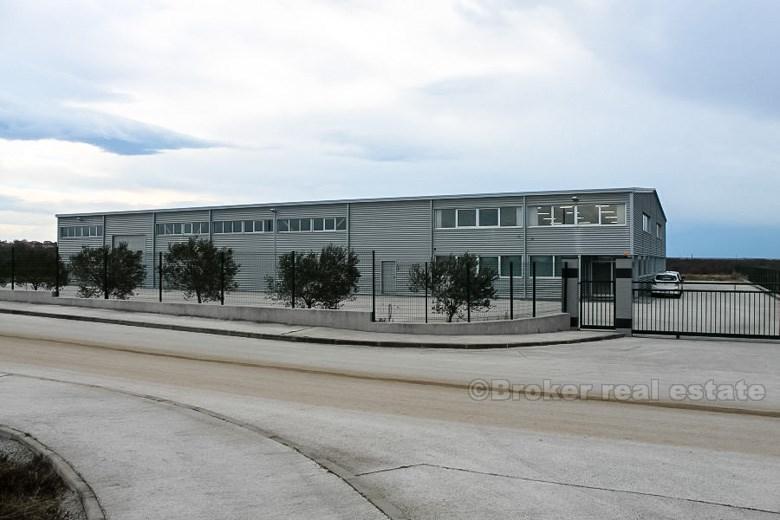 Hall d'entrepôt de production de 1800 m2, sur un terrain de 6772 m2, situé dans une zone commerciale près de Zadar.