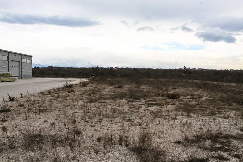 Hall d'entrepôt de production de 1800 m2, sur un terrain de 6772 m2, situé dans une zone commerciale près de Zadar.
