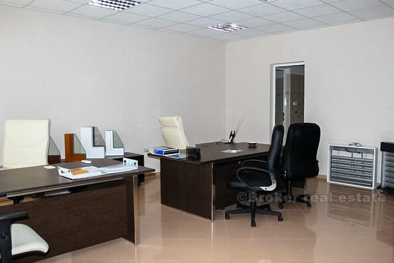 Hall d'entrepôt de production de 1800 m2, sur un terrain de 6772 m2, situé dans une zone commerciale près de Zadar.
