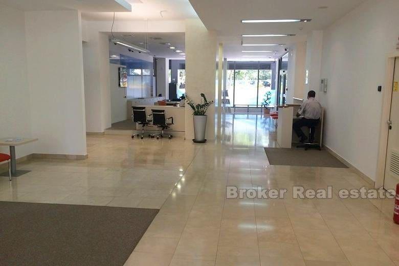 Excellent bureau sur deux étages, surface de 330 m2, à louer