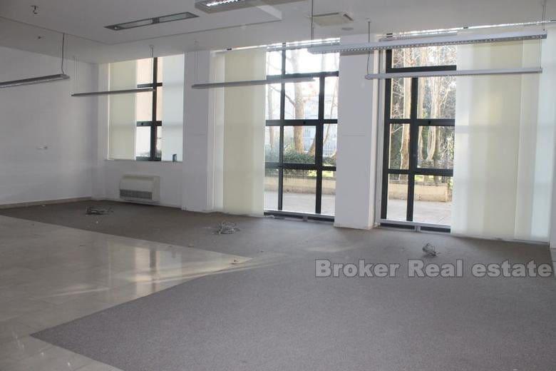 Excellent bureau sur deux étages, surface de 330 m2, à louer