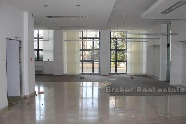 Excellent bureau sur deux étages, surface de 330 m2, à louer
