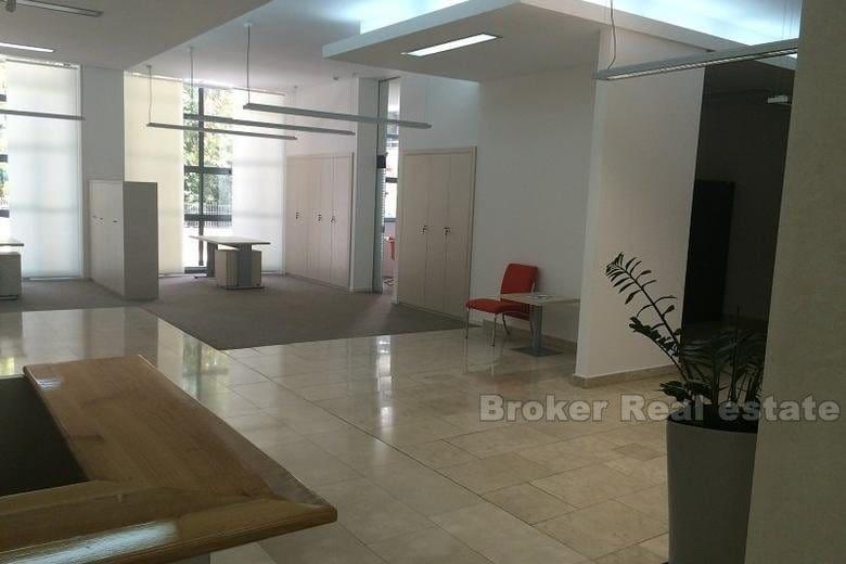 Excellent bureau sur deux étages, surface de 330 m2, à louer