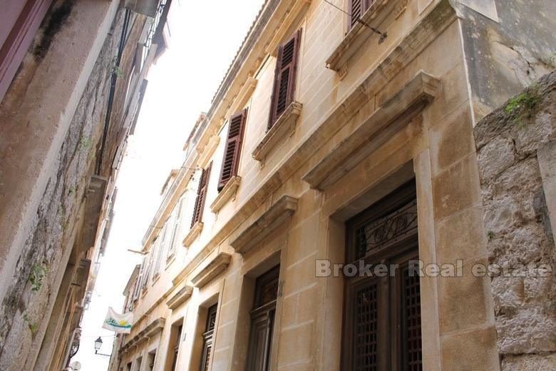 Dům / Villa Stone secesní dům na nábřeží, na prodej