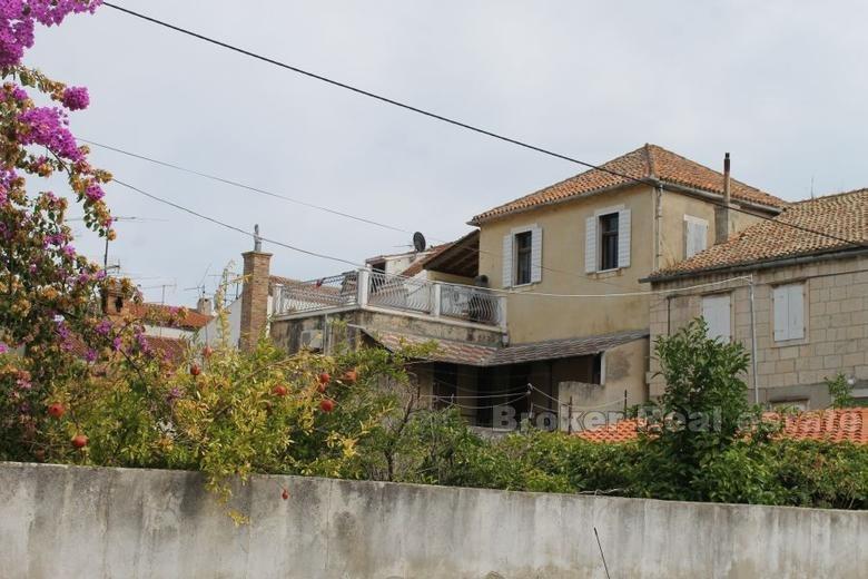 Dům / Villa Stone secesní dům na nábřeží, na prodej