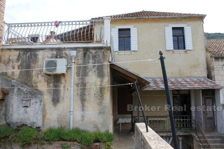 Dům / Villa Stone secesní dům na nábřeží, na prodej