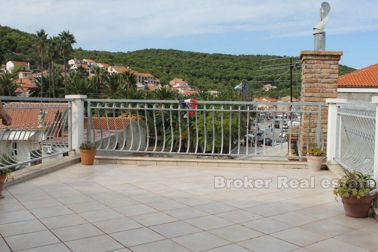 Dům / Villa Stone secesní dům na nábřeží, na prodej